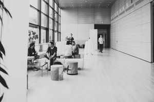 Workshopteilnehmer:innen machen Pause in Loungemöbeln im Seefoyer im Festspielhaus Bregenz