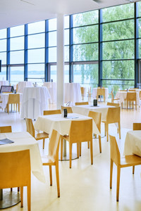 Große Fensterfront mit Blick auf den Bodensee im Seefoyer des Festspielhauses Bregenz