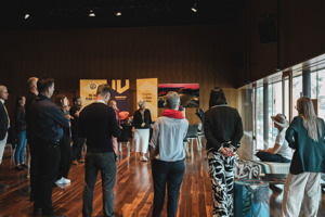 Teilnehmer:innen stehen bei einem Workshop in einem Kreis im Seestudio im Festspielhaus Bregenz