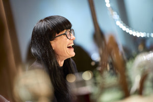 Eine lachende Teilnehmerin beim Adventhock im Seefoyer im Festspielhaus Bregenz 