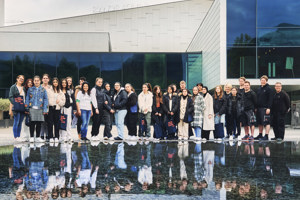 Eine Gruppe Mädchen, Girlsday vor dem Festspielhaus Bregenz