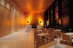 Abendstimmung im warm eingeleuchteten Seefoyer im Festspielhaus Bregenz