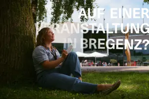 Eine Frau sitzt an einen Baum gelehnt vor dem Festspielhaus Bregenz © bobdo