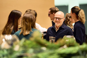 Geselliges Beisammensein im Festspielhaus Bregenz – eine Atmosphäre, die Menschen verbindet und inspiriert.