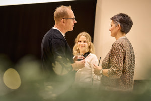 Angeregte Gespräche im Festspielhaus Bregenz – ein Ort für Begegnungen in stimmungsvoller Atmosphäre.