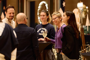 Geselliges Netzwerken im Festspielhaus Bregenz – ein Abend voller Austausch, Inspiration und festlicher Stimmung.