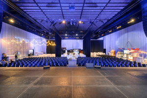 Werkstattbühne im Festspielhaus Bregenz, blau-violett eingeleuchtete Wände und Reihenbestuhlung