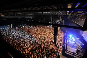 Stehkonzert, in der bis auf den letzten Platz gefüllten Werkstattbühne im Festspielhaus Bregenz © Heli Luger