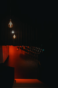 hängende Glühbirnen leiten den Weg über die dunkle Treppe in die Werkstattbühne des Festspielhauses Bregenz