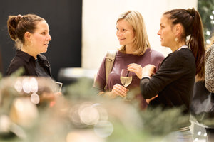 Adventhock-Teilnehmerinnen mit Getränken beim Austausch im Festspielhaus Bregenz