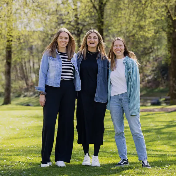 Drei Frauen stehen lachend im Grünen, Team Convention Partner Vorarlberg © Stefanie Clark