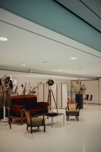 Stilvolle Sitzgruppe mit Retro-Sofa und Sesseln im Saal Bodensee des Festspielhauses Bregenz