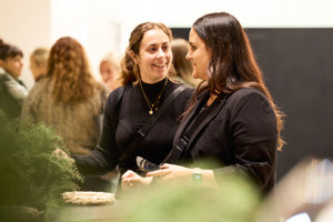 Gemeinsames Lächeln beim Adventhock im Festspielhaus Bregenz – Freude und Austausch in gemütlicher Atmosphäre