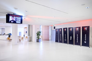 Im weißen Foyer 1 des Festspielhauses Bregenz stehen mehrere Roll-ups aneinandergereiht