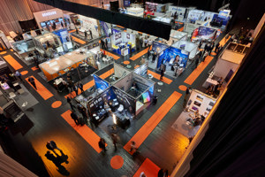 Fachmesse-Besucher:innen besuchen Ausstellungskojen auf der Werkstattbühne im Festspielhaus Bregenz