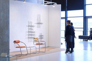 Ausstellungsbesucherinnen stehen vor einem Kunst-Exponat im Foyer des Festspielhauses Bregenz