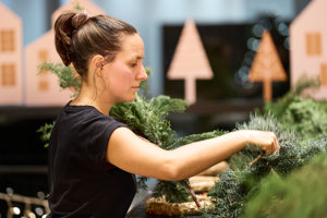 Kreatives Kranzbinden im Festspielhaus Bregenz – konzentrierte Handarbeit in stimmungsvoller Umgebung