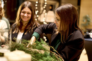 Adventhock-Teilnehmerinnen arbeiten an ihren Kränzen im Festspielhaus Bregenz