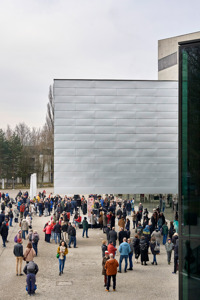Großer Andrang vor dem Festspielhaus Bregenz – Besucher:innen am Tag der offenen Tür