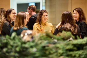 Fröhlicher Austausch im Festspielhaus Bregenz – ein Abend im Seefoyer weihnachtlicher Stimmung.