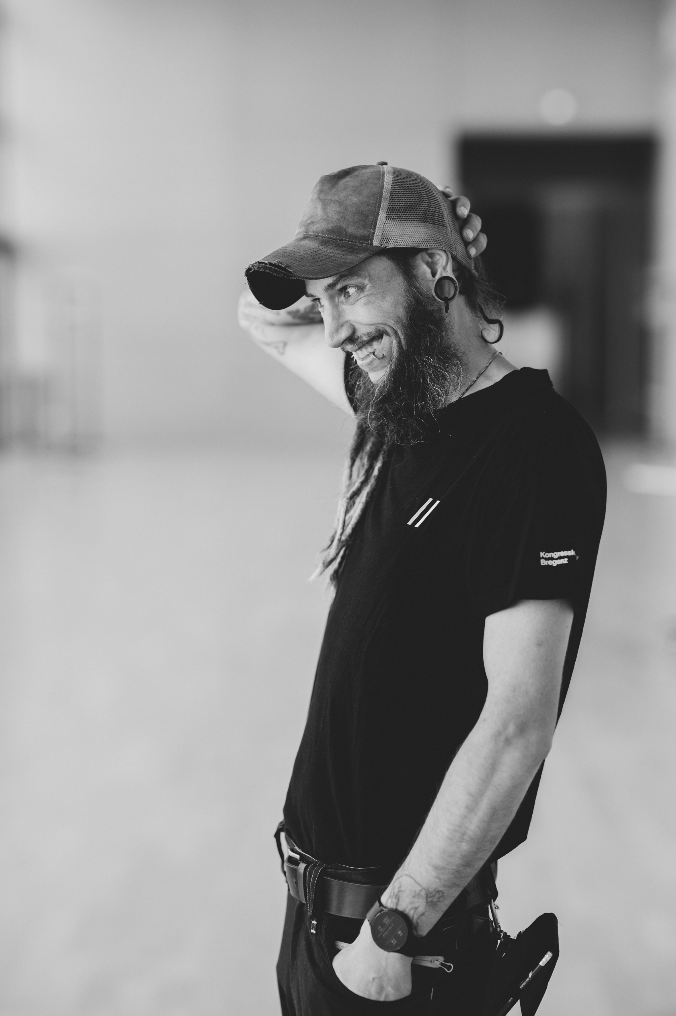 schwarz-weiss-Aufnahme eines Veranstaltungstechnikers im Seefoyer im Festspielhaus Bregenz © Büro Magma, Magdalena Türtscher