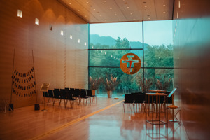 heller Saal Propter Homines mit religiösem Symbol vor der großen Fensterfront, Festspielhaus Bregenz