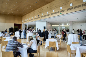 Bewirtung an Stehtischen und Cafehaus-Bestuhlung im hellen Seefoyer des Festspielhauses Bregenz