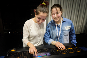 Mädchen am Mischpult beim Girlsday im Festspielhaus Bregenz