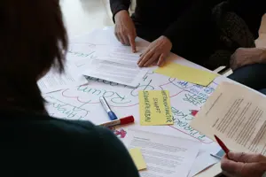 World Cafe Teilnehmer:innen machen handschriftliche Notizen im Festspielhauses Bregenz © Anja Koehler