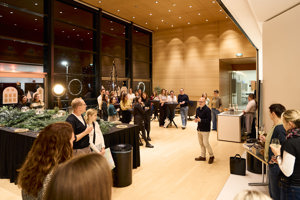 Herzliche Begrüßung beim Adventhock im weihnachtlich dekorierten Seefoyer des Festspielhauses Bregenz