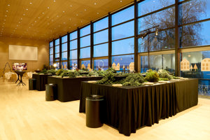 Weihnachtliches Setting mit großen Tischen im Seefoyer im Festspielhaus Bregenz