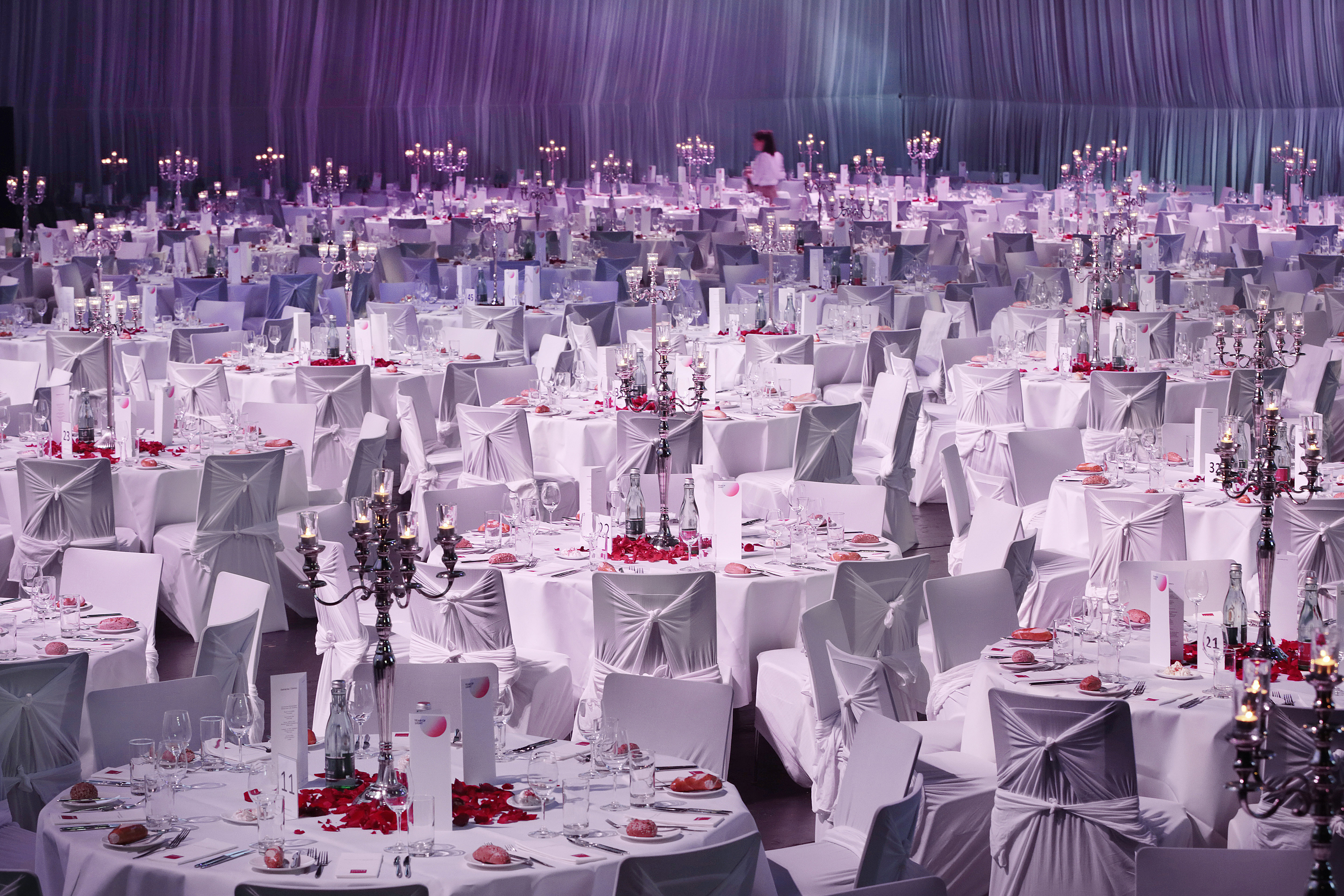 Feierlich eingeleuchtete Werkstattbühne mit runden eingedeckten Tischen im Festspielhaus Bregenz © Anja Koehler