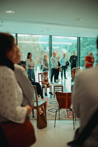 Vortragsbesucher:innen im Saal Bodensee des Festspielhauses Bregenz