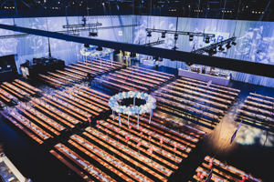 eckige Tischreihen auf der blau-weiß dekorierten Werkstattbühne im Festspielhaus Bregenz