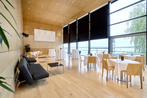 Cafehaus-Betischung und Couches im Seefoyer im Festspielhaus Bregenz