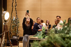 Eine Teilnehmerin fotografiert besondere Momente beim Adventhock im Festspielhaus Bregenz
