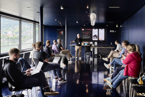 Workshopteilnehmer:innen in der Blauen Lounge im Festspielhaus Bregenz