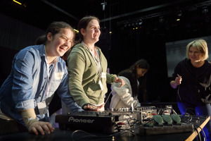 Mädchen am Ton-Mischpult beim Girlsday im Festspielhaus Bregenz