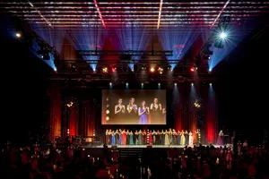 Ballbesucherinnen in langen Kleidern applaudieren stehend auf der Werkstattbühne © Anja Koehler